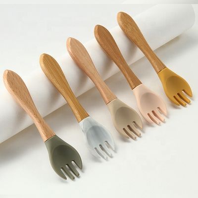 Catégorie comestible les fourchettes et les cuillères de silicone résistantes à la chaleur avec la poignée en bois