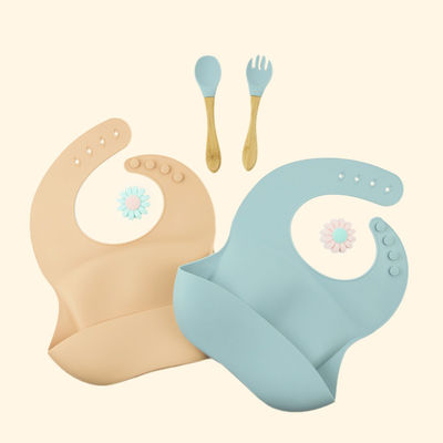 4 biens mous imperméables de silicone des boutons BPA de bavoir libre de bébé réglables