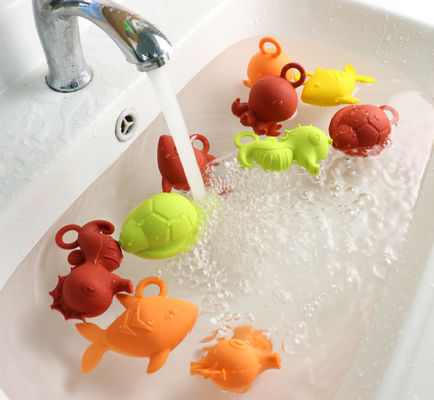 Le silicone en caoutchouc de bébé de couleurs brillantes joue BPA libre pour le flottement de l'eau de bébé