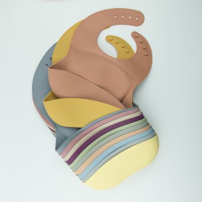 Bavoir personnalisé mou libre de silicone de BPA, bavoirs imperméables de receveur de nourriture de silicone