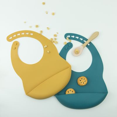 Bavoir de alimentation BPA de bébé de silicone d'enfant en bas âge doux libre avec le receveur de nourriture