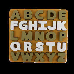 Puzzle de silicone d'enfants de catégorie comestible avec la forme d'alphabet de lettres