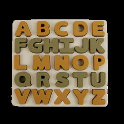 Puzzle de silicone d'enfants de catégorie comestible avec la forme d'alphabet de lettres