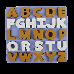 Puzzle de silicone d'enfants de catégorie comestible avec la forme d'alphabet de lettres