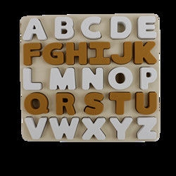 Puzzle de silicone d'enfants de catégorie comestible avec la forme d'alphabet de lettres