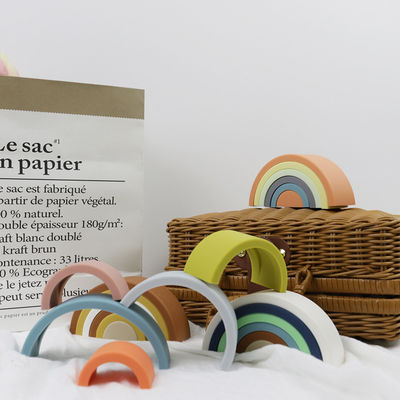 Le silicone mou adapté aux besoins du client joue l'arc-en-ciel empilant pour le bébé éducatif