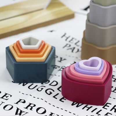 Silicone éducatif d'enfant en bas âge empilant des blocs avec la forme de fleur de coeur d'étoile