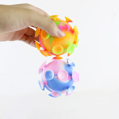 La boule colorée multi de tasse d'aspiration de jouets de silicone de bébé pour des enfants font la fête