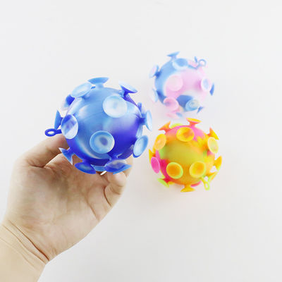 La boule colorée multi de tasse d'aspiration de jouets de silicone de bébé pour des enfants font la fête