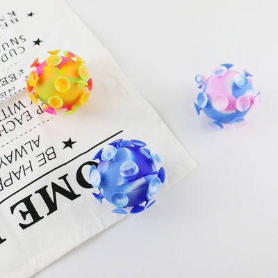 La boule colorée multi de tasse d'aspiration de jouets de silicone de bébé pour des enfants font la fête
