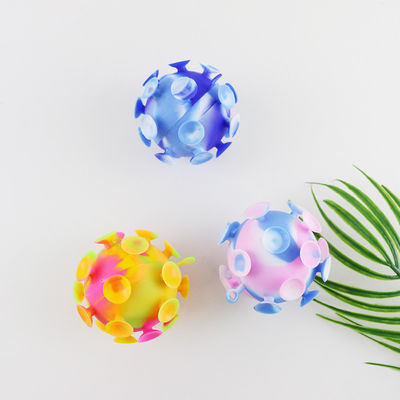 La boule colorée multi de tasse d'aspiration de jouets de silicone de bébé pour des enfants font la fête