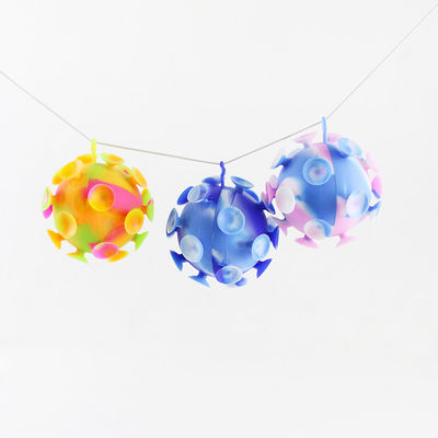 La boule colorée multi de tasse d'aspiration de jouets de silicone de bébé pour des enfants font la fête