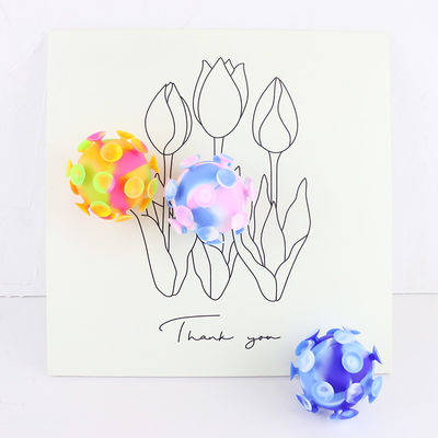 La boule colorée multi de tasse d'aspiration de jouets de silicone de bébé pour des enfants font la fête