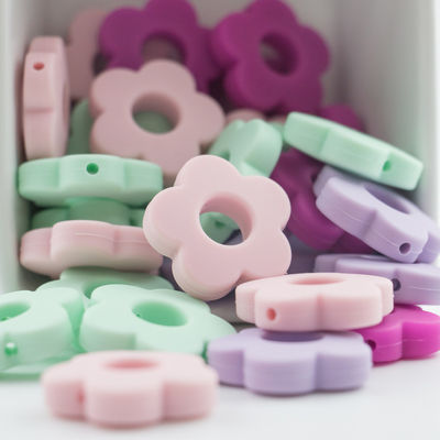 Perle de dentition en silicone avec trous de fleurs 4,5 cm pour collier à mâcher avec attache-sucette bricolage