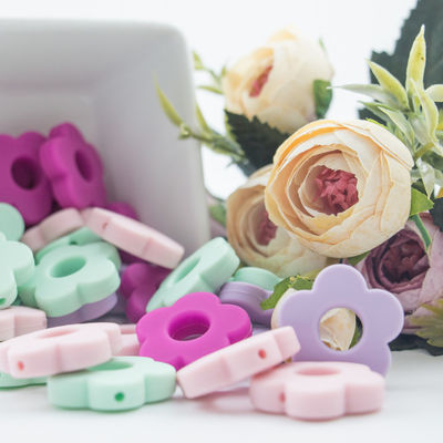 Perle de dentition en silicone avec trous de fleurs 4,5 cm pour collier à mâcher avec attache-sucette bricolage