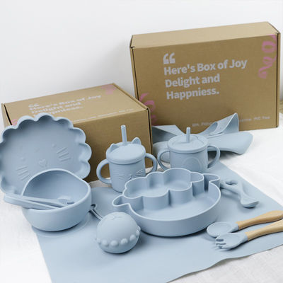 Un ensemble de vaisselle en silicone de style moderne, sans BPA, pour bébé, en silicone, en assiette, tasse, coupe, cuillère, fourchette.