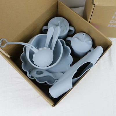 Un ensemble de vaisselle en silicone de style moderne, sans BPA, pour bébé, en silicone, en assiette, tasse, coupe, cuillère, fourchette.