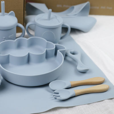 Un ensemble de vaisselle en silicone de style moderne, sans BPA, pour bébé, en silicone, en assiette, tasse, coupe, cuillère, fourchette.