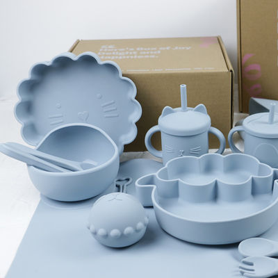 Un ensemble de vaisselle en silicone de style moderne, sans BPA, pour bébé, en silicone, en assiette, tasse, coupe, cuillère, fourchette.