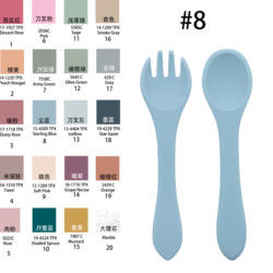 Un ensemble de vaisselle en silicone de style moderne, sans BPA, pour bébé, en silicone, en assiette, tasse, coupe, cuillère, fourchette.