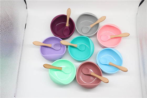 La cuvette durable de silicone de couleurs multi a placé doucement flexible pour l'alimentation de bébé