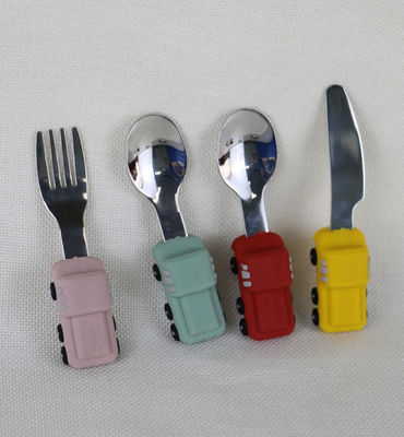 Fourche en acier inoxydable de couleur adaptée aux besoins du client avec la poignée de silicone de forme de voiture