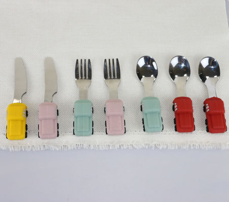 Fourche en acier inoxydable de couleur adaptée aux besoins du client avec la poignée de silicone de forme de voiture