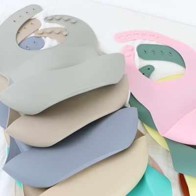 Biens personnalisés de bavoir de bébé de silicone pour l'alimentation d'enfant en bas âge de bébé