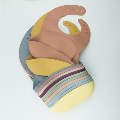 4 biens mous imperméables de silicone des boutons BPA de bavoir libre de bébé réglables