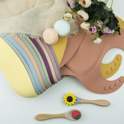 4 biens mous imperméables de silicone des boutons BPA de bavoir libre de bébé réglables