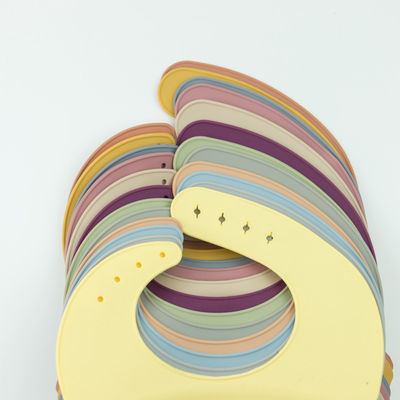 4 biens mous imperméables de silicone des boutons BPA de bavoir libre de bébé réglables
