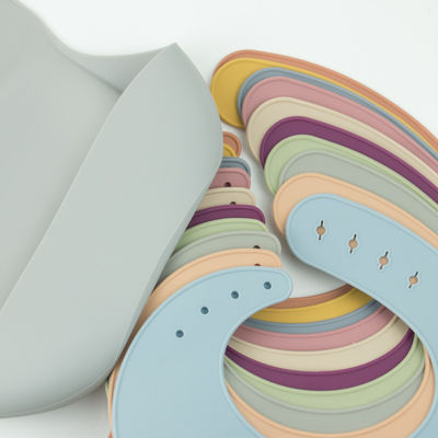 4 biens mous imperméables de silicone des boutons BPA de bavoir libre de bébé réglables