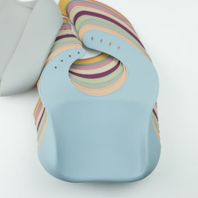 4 biens mous imperméables de silicone des boutons BPA de bavoir libre de bébé réglables