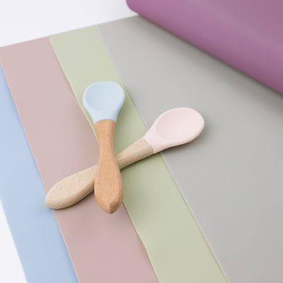 Tapis d'endroit libre de silicone d'enfants de glissement de BPA non coloré avec le tapis adapté aux besoins du client de bureau de tapis de table de logo