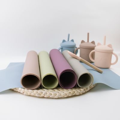 Tapis d'endroit libre de silicone d'enfants de glissement de BPA non coloré avec le tapis adapté aux besoins du client de bureau de tapis de table de logo