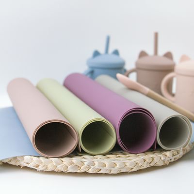 Tapis d'endroit libre de silicone d'enfants de glissement de BPA non coloré avec le tapis adapté aux besoins du client de bureau de tapis de table de logo