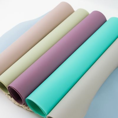 Tapis d'endroit libre de silicone d'enfants de glissement de BPA non coloré avec le tapis adapté aux besoins du client de bureau de tapis de table de logo