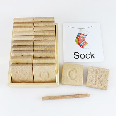 26 jouets en bois d'enfants de lettres d'alphabet éducatifs pour des étudiants d'enfants