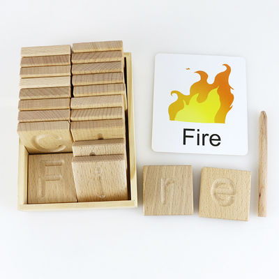 26 jouets en bois d'enfants de lettres d'alphabet éducatifs pour des étudiants d'enfants