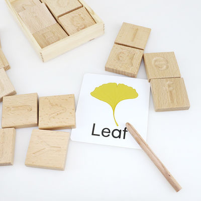 26 jouets en bois d'enfants de lettres d'alphabet éducatifs pour des étudiants d'enfants