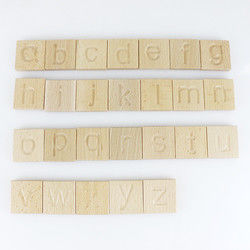 26 jouets en bois d'enfants de lettres d'alphabet éducatifs pour des étudiants d'enfants