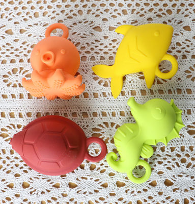 Le silicone en caoutchouc de bébé de couleurs brillantes joue BPA libre pour le flottement de l'eau de bébé