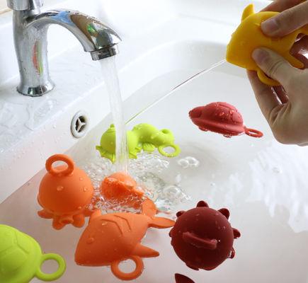 Le silicone en caoutchouc de bébé de couleurs brillantes joue BPA libre pour le flottement de l'eau de bébé