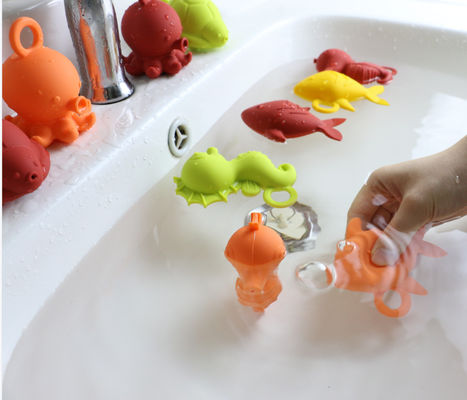 Le silicone en caoutchouc de bébé de couleurs brillantes joue BPA libre pour le flottement de l'eau de bébé