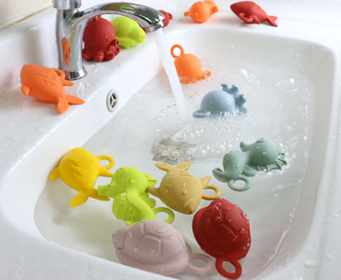 Le silicone en caoutchouc de bébé de couleurs brillantes joue BPA libre pour le flottement de l'eau de bébé