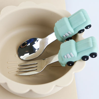 Cuillère de bébé d'acier inoxydable d'enfant en bas âge avec la poignée de silicone de forme de voiture