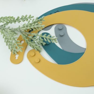 Bavoir de alimentation BPA de bébé de silicone d'enfant en bas âge doux libre avec le receveur de nourriture