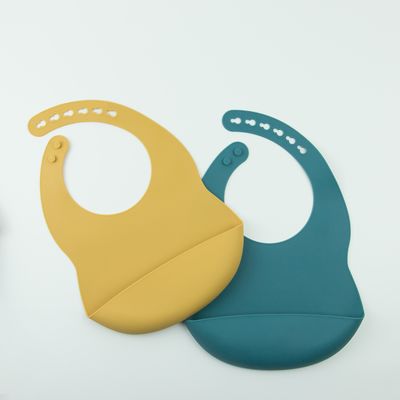 Bavoir de alimentation BPA de bébé de silicone d'enfant en bas âge doux libre avec le receveur de nourriture