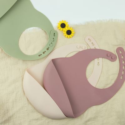 Bavoir de alimentation BPA de bébé de silicone d'enfant en bas âge doux libre avec le receveur de nourriture