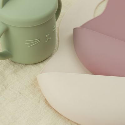 Bavoir de alimentation BPA de bébé de silicone d'enfant en bas âge doux libre avec le receveur de nourriture